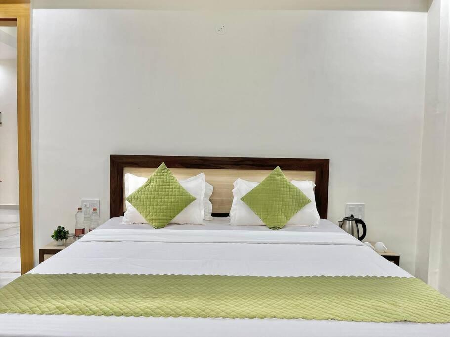 Host Jatin Kasauli Crest 7O1827O7O3 Apartment Exterior photo